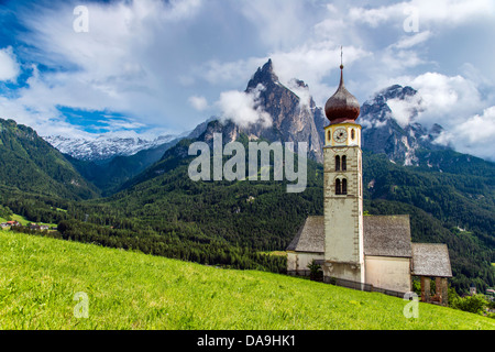 Église Saint Valentin avec derrière, Dolomites Castelrotto Kastelruth, Haut-Adige ou Tyrol du Sud, Italie Banque D'Images