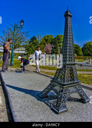 PARIS, France, Jeux en famille, Golf miniature à 'Bois de Vincennes', 'Parc floral', avec modèle Tour Eiffel, enfants vacances Banque D'Images