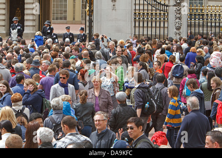 Les foules se rassemblent à l'extérieur de Buckingham Palace en attente de la famille royale à sortir sur le balcon.