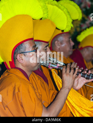 Paris, France, moine tibétain en costume traditionnel, l'exécution de pièces musicales en cérémonie bouddhiste, Pagode Banque D'Images