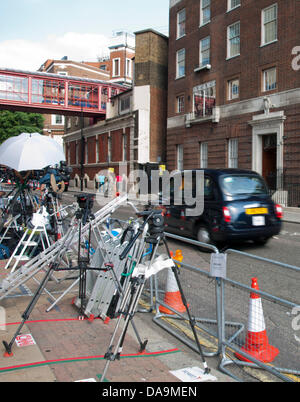 Les médias de partout dans le monde marquer leur emplacement en face de l'aile Lindo à St Mary's Hospital, London, Royaume-Uni le 8 juillet 2013 en prévision de la naissance de l'enfant royal. Le premier enfant du duc et de la duchesse de Cambridge, le Prince George de Cambridge (George Alexander Louis) est né le 22 juillet et a fait sa première apparition publique à l'aile Lindo portes. Banque D'Images