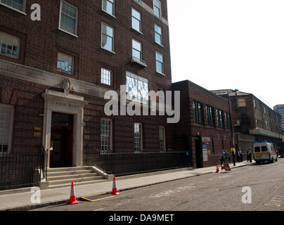 L'avant de l'aile Lindo à St Mary's Hospital, Paddington, Londres, Angleterre, Royaume-Uni le 8 juillet 2013. Le premier enfant du duc et de la duchesse de Cambridge, le Prince George de Cambridge (George Alexander Louis) est né le 22 juillet et a fait sa première apparition publique à l'aile Lindo portes. Banque D'Images