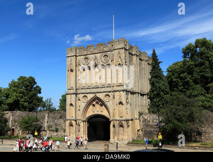 Bury St Edmunds, l'abbaye médiévale Gate avec les gens, Suffolk, Angleterre, Royaume-Uni Banque D'Images