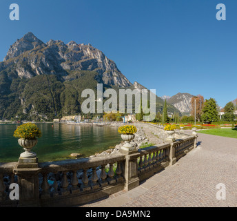 L'Italie, l'Europe, Lago di Garda, Trentino, Riva del Garda, Village park, paysage, fleurs, automne, Montagnes, Lac, Banque D'Images