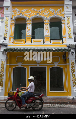 La ville de Phuket a toujours été un lieu de rencontre de Thaï et malais et le résultat global est un mélange fascinant d'architecture. Banque D'Images