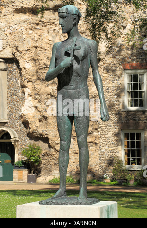 Bury St Edmunds, statue moderne, St Edmund, par Elisabeth Frink, Suffolk, Angleterre, Royaume-Uni, Saint des Saints, Banque D'Images