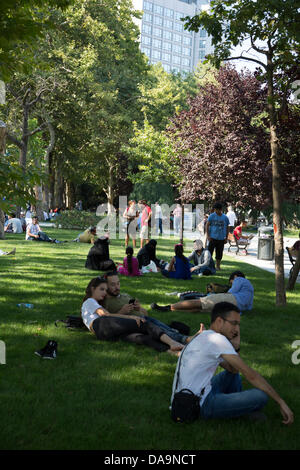 Istanbul, Turquie. 8 juillet, 2013. Taksim Gezi Parkı, brièvement plus haut, le 08 juillet, 2013. Bien que le parc a été officiellement "re-ouvert' bientôt la police est intervenue et a vidé le parc une fois de plus. Manifestations, les arrestations arbitraires et la violence policière s'est poursuivie. Photo par Bikem Ekberzade/Alamy Live News Banque D'Images