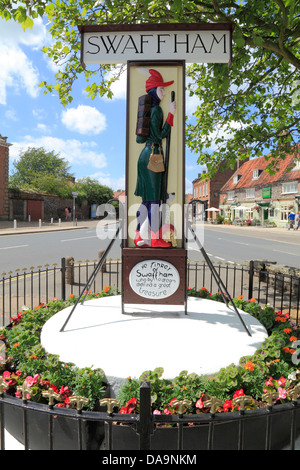 La ville de Swaffham Signe, colporteur, Tinker et pot d'or, Norfolk England UK signe Banque D'Images