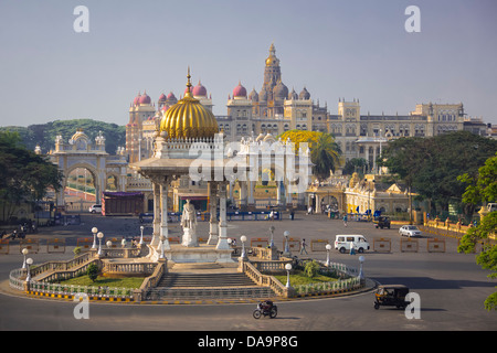 L'Inde, l'Inde, Asie, Karnataka, Mysore, palais, Entrée Nord, Chamaraja Maharaja, Cercle, Cercle, Chamaraja Statue Nord, Banque D'Images