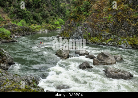 Les rafteurs approchant les rapides en C Rock sur le Wild and Scenic Rogue River dans le sud de l'Oregon. Banque D'Images