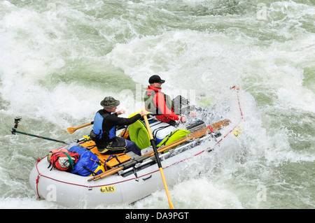 Robb et Ken rafting dans les rapides en C Rock sur le Wild and Scenic Rogue River dans le sud de l'Oregon. Banque D'Images