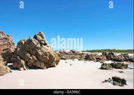 Les rochers et les coquilles de moules de sable à la plage de l'est de Cape Leveque, la péninsule de Dampier, Kimberley, Australie occidentale Banque D'Images