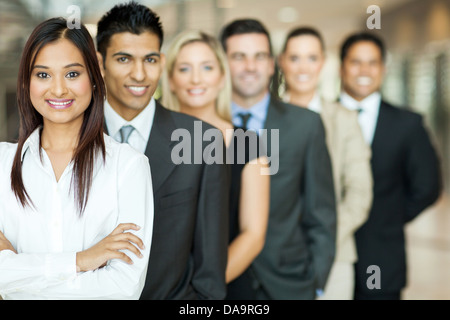Groupe de business team standing in a row Banque D'Images