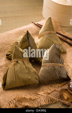 Bazhang boulettes chinoises, zongzi habituellement pris au cours de duanwu festival occasion Banque D'Images