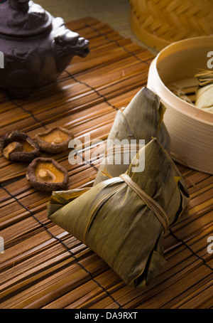 Bazhang boulettes chinoises, zongzi habituellement pris au cours de duanwu festival occasion Banque D'Images