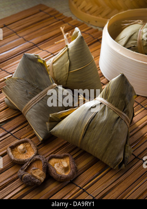 Bazhang boulettes chinoises, zongzi habituellement pris au cours de duanwu festival occasion Banque D'Images