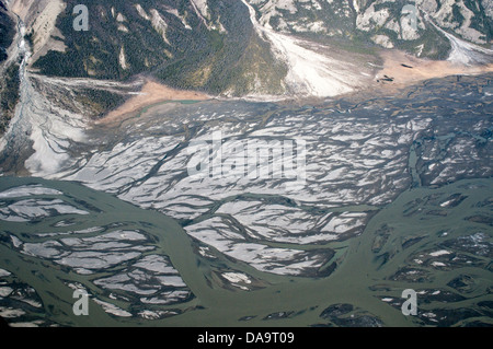 Vue aérienne de la vallée de la rivière Slims dans la réserve de parc national Kluane, dans le Territoire du Yukon, Canada. Banque D'Images