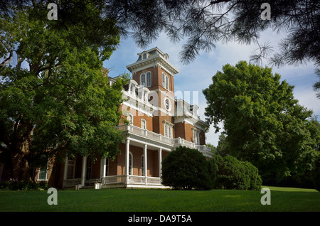 L'hôtel particulier de Glenmore. Une maison victorienne Antebellum sur une belle journée d'été à Jefferson City, Missouri, USA.. Banque D'Images