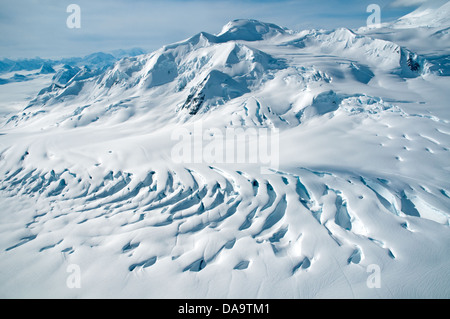 Vue aérienne de crevasses du glacier dans les champs de glace des monts St. Elias dans la réserve de parc national Kluane, Yukon, Canada. Banque D'Images