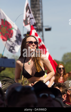 Une fille dans la foule en regardant Ben Howard effectuant au festival de Glastonbury 2013. Banque D'Images