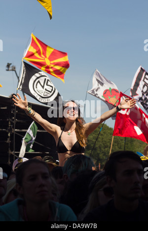 Une fille dans la foule en regardant Ben Howard effectuant au festival de Glastonbury 2013. Banque D'Images