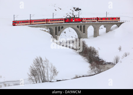 Andermatt, gare, pont, rivière, chemin de fer, locomotives, machines, le Matterhorn Gotthard Bahn, chemin de fer, la neige, la Suisse, l'Europe, Uri, U Banque D'Images