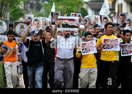 Kuala Lumpur, Malaisie. 09 juillet 2013. Les manifestants dans la rue mars lors d'un rassemblement contre les militaires prennent le dessus et massacre en Egypte, à l'extérieur de l'ambassade d'Égypte à Kuala Lumpur. Credit : Najjua ZUMAPRESS.com/Alamy Zulkefli/Live News Banque D'Images