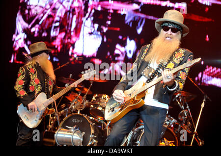 Pardubice, République tchèque. 8 juillet, 2013. Dusty Hill, à gauche, et Billy Gibbons du groupe de hard rock américain ZZ Top effectuer pendant leur tournée d'été/automne concert à Pardubice, République tchèque, le lundi 8 juillet 2013. Photo : CTK Josef Vostarek/Photo/Alamy Live News Banque D'Images