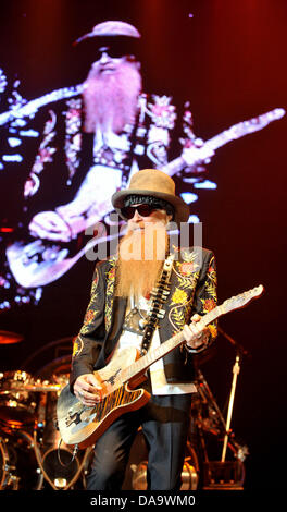 Pardubice, République tchèque. 8 juillet, 2013. Billy Gibbons du groupe de hard rock américain ZZ Top exécute pendant leur tournée d'été/automne concert à Pardubice, République tchèque, le lundi 8 juillet 2013. Photo : CTK Josef Vostarek/Photo/Alamy Live News Banque D'Images