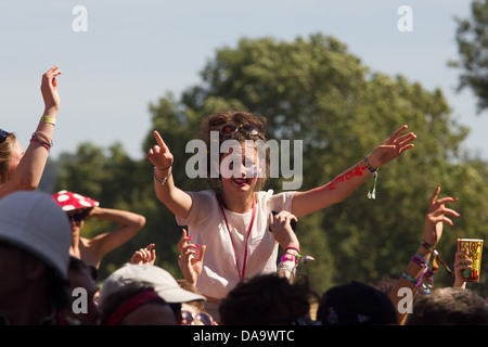 Une fille dans la foule en regardant Ben Howard effectuant au festival de Glastonbury 2013. Banque D'Images