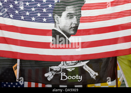 États-unis d'Amérique drapeau avec le visage d'un jeune Elvis Presley sur elle Banque D'Images