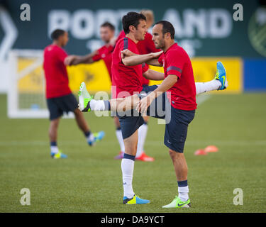 Portland, Oregon, USA. 8 juillet, 2013. De tous les temps aux États-Unis menant buteur LANDON DONOVAN (avant) fonctionne avec un coéquipier comme son équipe nationale américaine fait face à l'équipe de France en Juillet 9, 2013 Coupe d'Or Le jeu de tournoi. Tous les deux ans, la Gold Cup est la principale compétition de football association de la Men's national football teams régi par la détermination de la CONCACAF, champion régional d'Amérique du Nord, Amérique centrale, et des Caraïbes. Cette année, la coupe d'or est hébergé aux Etats-Unis avec des salles à travers le pays et la finale qui se tiendra à Chicago, IL (crédit Image : © Banque D'Images