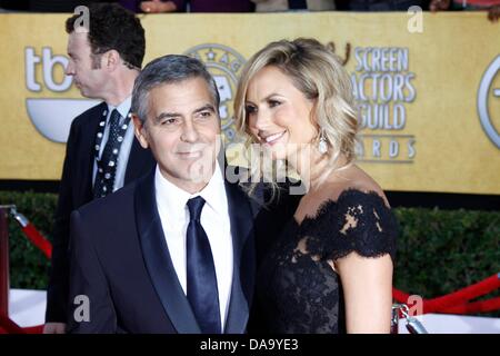 L'acteur américain George Clooney et son amie Stacy Keibler assister à la 18e Conférence annuelle de la Guilde des acteurs de cinéma - SAG - Awards Au Shrine Auditorium à Los Angeles, USA, le 29 janvier 2012. Photo : Hubert Boesl Banque D'Images