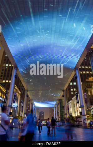 Vue sur le plus grand écran LED du genre au monde, s'étendant sur 250m x 30m au centre commercial place dans le centre de Pékin, Chine, RPC. Banque D'Images