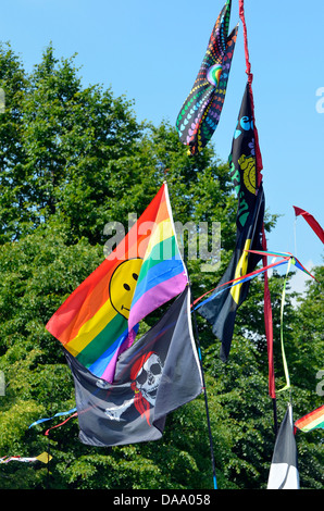 Relations sérieuses in divers drapeaux sur l'écran et en vente sur un étal à la Winchester Hat Fair 2013 Banque D'Images