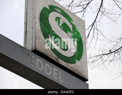 Un panneau indique à Veddel gare de Hambourg, Allemagne, 02 janvier 2011. Le soir du nouvel an, 42 ans, homme était inconscient battre ici par trois jeunes hommes après qu'il a essayé de les arrêter de harceler un homme âgé. Photo : ANGELIKA WARMUTH Banque D'Images