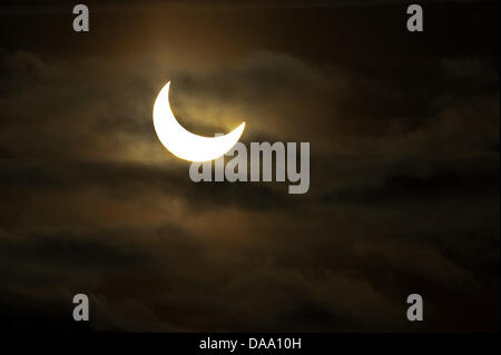 Le soleil semble en forme de faucille au cours d'une éclipse solaire partielle à 09:07:22 heures à Dresde, Allemagne, 04 janvier 2011. Trois éclipses solaires partielles se dérouleront cette année : le 01 juin, 01 juillet et 25 novembre, et pourtant aucun d'entre eux peut être vu dans l'Europe centrale. Photo : Arno Burgi Banque D'Images