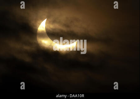 Le soleil semble en forme de faucille au cours d'une éclipse solaire partielle à 09:07:22 heures à Dresde, Allemagne, 04 janvier 2011. Trois éclipses solaires partielles se dérouleront cette année : le 01 juin, 01 juillet et 25 novembre, et pourtant aucun d'entre eux peut être vu dans l'Europe centrale. Photo : Arno Burgi Banque D'Images