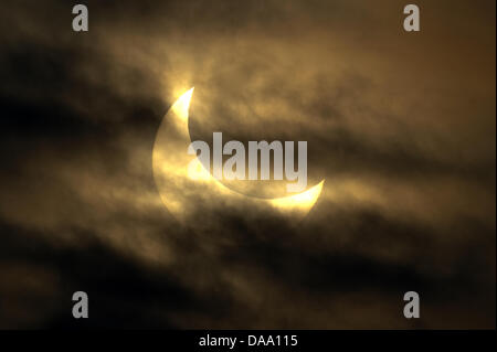 Le soleil semble en forme de faucille au cours d'une éclipse solaire partielle à 09:03:44 Dans Dresden, Allemagne, 04 janvier 2011. Trois éclipses solaires partielles se dérouleront cette année : le 01 juin, 01 juillet et 25 novembre, et pourtant aucun d'entre eux peut être vu dans l'Europe centrale. Photo : Arno Burgi Banque D'Images