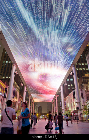 Vue sur le plus grand écran LED du genre au monde, s'étendant sur 250m x 30m au centre commercial place dans le centre de Pékin, Chine, RPC. Banque D'Images