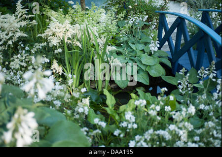 RHS Hampton Court Palace Flower Show, Surrey, Angleterre. 8 juillet, 2013. Willow Pattern, un jardin d'été dans la zone d'échappement. Conçu par Sue Thomas Crédit : Malcolm Park/Alamy Live News Banque D'Images