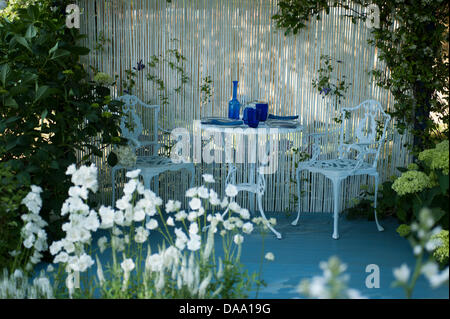 RHS Hampton Court Palace Flower Show, Surrey, Angleterre. 8 juillet, 2013. Willow Pattern, un jardin d'été dans la zone d'échappement. Conçu par Sue Thomas Crédit : Malcolm Park/Alamy Live News Banque D'Images