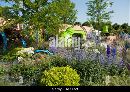 RHS Hampton Court Palace Flower Show, Surrey, Angleterre. 8 juillet, 2013. Le Jardin d'Ecover, un spectacle dans le jardin de la zone d'inspiration. Conçu par Matthew Childs Crédit : Malcolm Park/Alamy Live News Banque D'Images