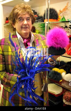 Couturier Olivier Mauge présente une sélection de chapeaux conçus par lui à son magasin de mode à Baden-Baden, Allemagne, 24 novembre 2010. Une course de chevaux sans un chapeau glamour est seulement la moitié du plaisir, selon Olivier Mauge. Le chapelier s'intègre généralement les riches et belles avec des chapeaux pour la saison des courses de chevaux dans la région de Baden-Baden. Photo : Rolf Haid Banque D'Images