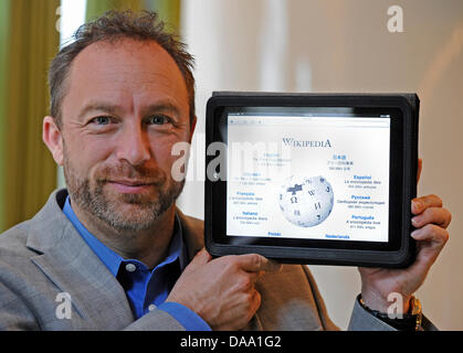 Jimmy Wales, co-fondateur de l'encyclopédie libre Wikipedia, présente un Ipad affichant la page de Wikipedia pendant une entrevue à Hambourg, Allemagne, le 15 septembre 2010. Le 15 janvier 2011 Wikipedia fête son dixième anniversaire. Photo : Fabian Bimmer Banque D'Images