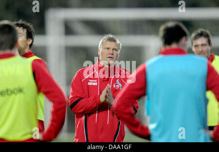 Cologne, l'entraîneur-chef Frank Schaefer (C) donne des instructions pendant un camp d'entraînement du FC Cologne à Belek, Turquie, 04 janvier 2011. Photo : Soeren Stache Banque D'Images