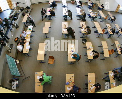 (Dossier) une archive photo datée du 26 mars 2007 présente les élèves de l'école dans un Goerres reconstitution de prendre leurs niveaux d'un (ils sont restés sur l'issue de leurs tests réels pour que le photographe pourrait obtenir cette photo) à Düsseldorf, Allemagne. En raison d'un doubleb un niveau année, autour de 70 000 élèves vont passer leurs examens en Bavière cette année. Normalement, le nombre est d'environ 33,00 Banque D'Images