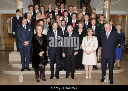 (1re rangée, L-R) La Reine Paola de Belgique, le Grand-Duc Henri de Luxembourg, Grand-duc Jean, Grande duchesse Maria-Teresa, le roi belge Albert II (2e rangée) le prince Jean de Luxembourg, Margharetha de Lichtenstein, Couronne Grand-duc Guillaume, Marie-Astrid de l'Autriche, le Prince Guillaume de Luxembourg, la princesse Alix de ligne (3e rangée) Nicolas de Lichtenstein, la Princesse Tessy avec Noé et Gabriel, Banque D'Images