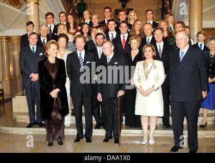 (1re rangée, L-R) La Reine Paola de Belgique, le Grand-Duc Henri de Luxembourg, Grand-duc Jean, Grande duchesse Maria-Teresa, le roi belge Albert II (2e rangée) le prince Jean de Luxembourg, Margharetha de Lichtenstein, Couronne Grand-duc Guillaume, Marie-Astrid de l'Autriche, le Prince Guillaume de Luxembourg, la princesse Alix de ligne (3e rangée) Nicolas de Lichtenstein, la Princesse Tessy avec Noé et Gabriel, Banque D'Images