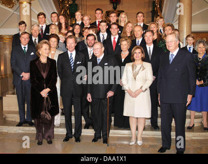 (1re rangée, L-R) La Reine Paola de Belgique, le Grand-Duc Henri de Luxembourg, Grand-duc Jean, Grande duchesse Maria-Teresa, le roi belge Albert II (2e rangée) le prince Jean de Luxembourg, Margharetha de Lichtenstein, Couronne Grand-duc Guillaume, Marie-Astrid de l'Autriche, le Prince Guillaume de Luxembourg, la princesse Alix de ligne (3e rangée) Nicolas de Lichtenstein, la Princesse Tessy avec Noé et Gabriel, Banque D'Images